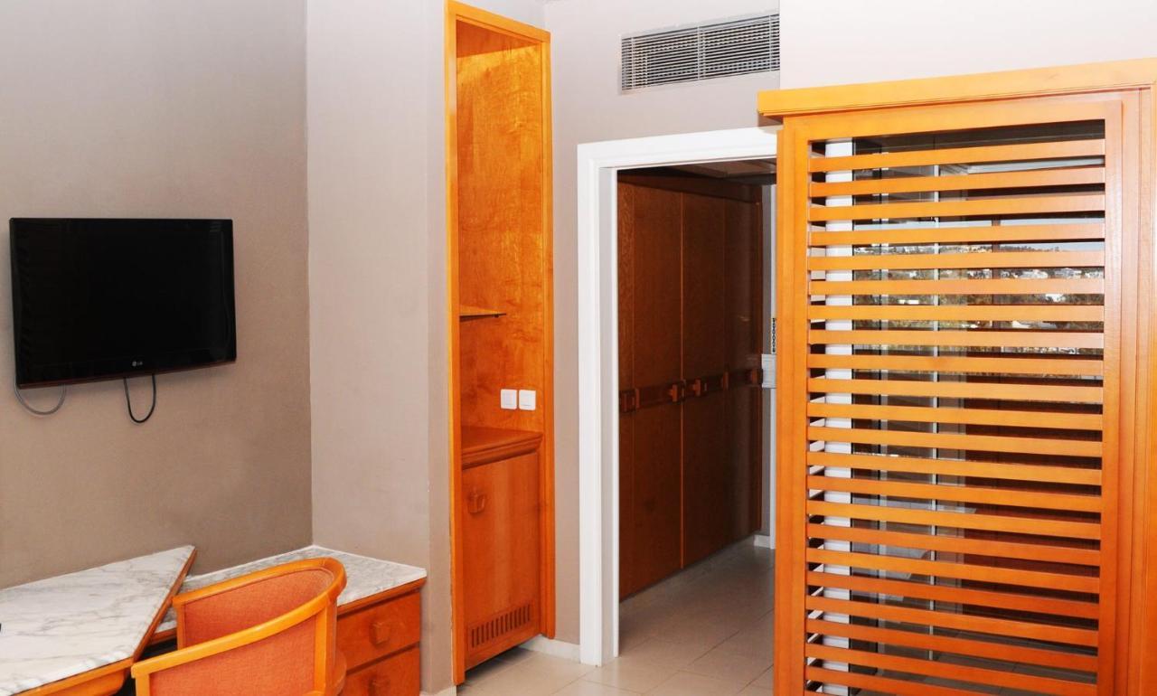 Hotel Kanta And